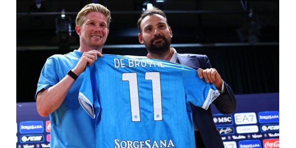 Kevin De Bruyne pukee Napolin pelipaidan numeroon 11 Kevin De Bruyne pukee Napolin pelipaidan numeroon 11